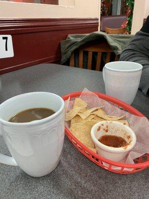 Coffee with cinnamon flavor, crunchy chips and fresh salsa