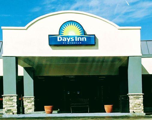 Days Inn & Suites by Wyndham Charleston Airport West