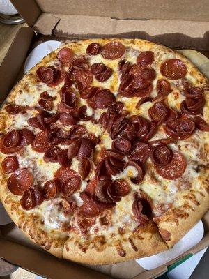 Original crust pepperoni magnifico pizza