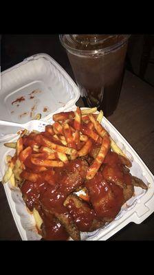 5 wing chicken box with salt, pepper, ketchup and hot sauce. Also a half and half drink on the side.