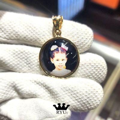 Custom-made 25 mm picture pendant with magnifying convex glass in yellow gold. #ryusjewelry #picturependant #memorypendant