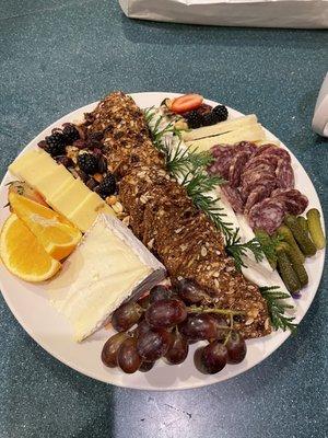 Fantastic cheese platter, even came on a nice made in Italy platter. Shared with my lovely wife to celebrate Covid New Years Eve.