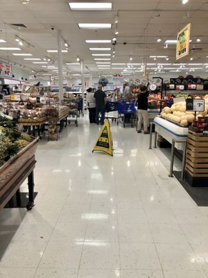 ShopRite Derby CT. Older store, fairly clean and well kept.