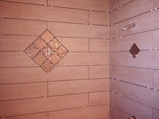 Shower wall with deco