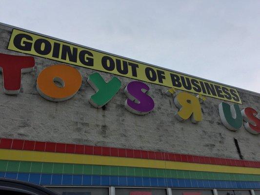 A closer look of the "GOING OUT OF BUSINESS" banner.