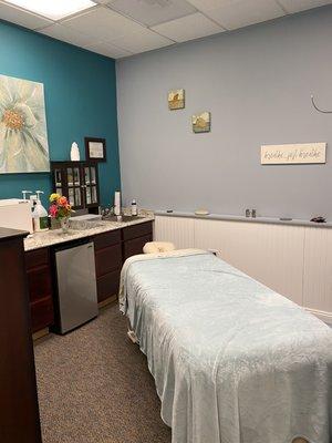 Treatment room with electronic table