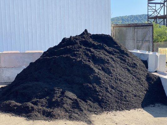 Premium black mulch