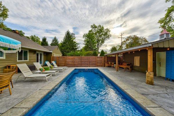 Generous tanning ledge with center swim lane.