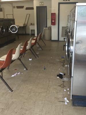 The dirtiest laundromat I have seen in 7 mos of travel!  Old I can handle but no excuse for this level of neglect.