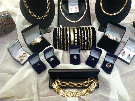 LARGE SELECTION OF GOLD AND DIAMONDS AT DISCOUNT PRICES!