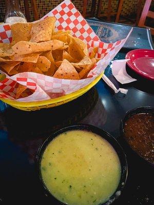 Chips, green sauce, red sauce 5/5