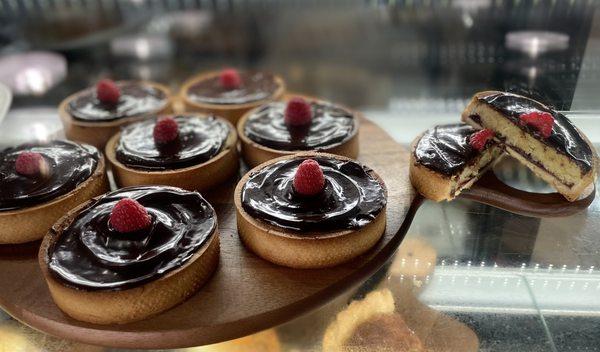 Almond raspberry tart with chocolate ganache