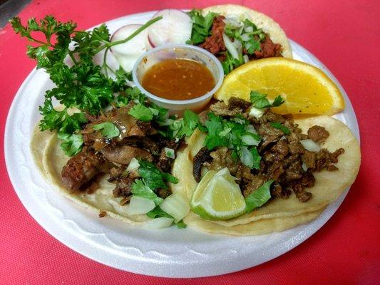 Disfruta las deliciosas salsas:  Roja, verde, Guacamole y Guacamole sin aguacate Pepinitos y Cebollitas Asadas