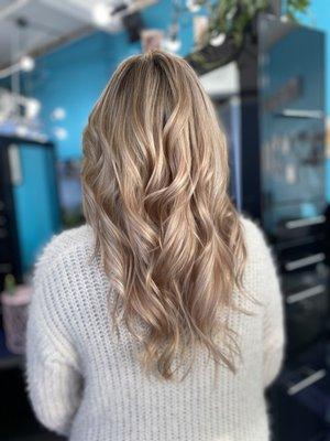 Lived in blonde balayage with teasy lights