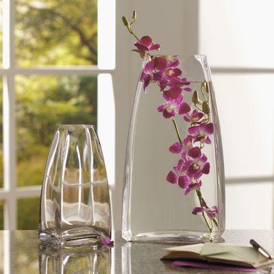 The Harlem recycled glass vase brings a modern squared profile to floral arrangements. An elegant choice for wedding or event centerpieces.