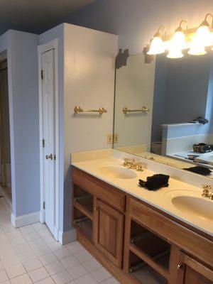 the bathroom before the remodel BASIC.