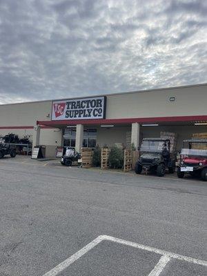 Front view of tractor supply in Jefferson City Tennessee