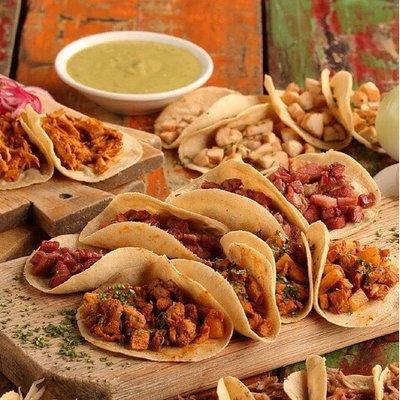 Tacos al pastor, lengua, pollo y carne