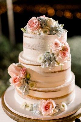 Wedding cake florals from flower divas PC: Erica Vernis Photography