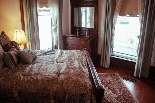 The Drawing Room. First Floor, full ADA qualified. Double bed with parlor and private bath!