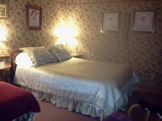 Clara's Room decorated in antique roses will sleep three. It has a queen size sleigh bed and a twin size.