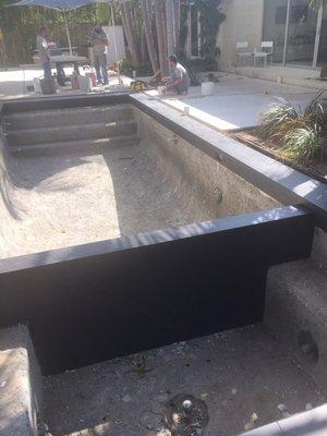 Pool copings, jacuzzi and water line, all with Dekton/kelya.