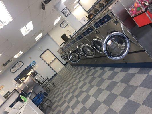 Just 3 people including me doing laundry. Jackpot. Place is not bad; not perfectly clean but not dirty