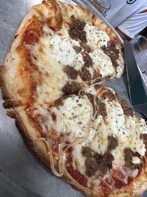 Meatball ricotta pizza