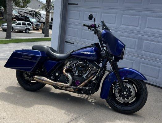 06 HD street glide that had a tone of chrome on it, now blacked out.