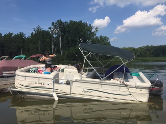 Indian Lake Pontoon Rental = Not a good company!  Beat up fleet of slow moving junky pontoons!!