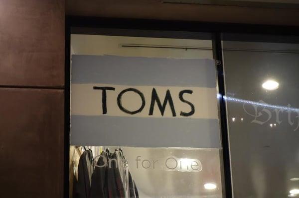 Hand-drawn TOMS sign?? :O