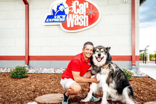 Meet the giant Alaskan Malamute, Leo.