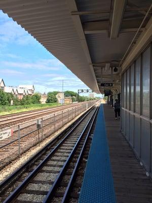 Outbound side of platform looking towards downtown Chicago