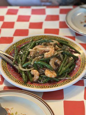 Shrimp and string beans with gravy over pan fried noodles