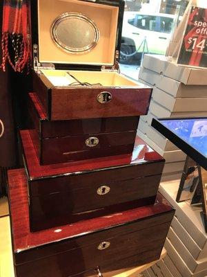 Jewelry boxes in "Piano Wood" ... me likey!