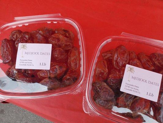 Back at Cerritos Farmers Market to get some more~ these dates are amazing!