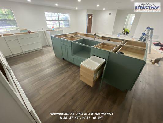 Kitchen remodeling large island great for entertainment 

#structway
#residentialremodeling 
#structwayconstruction