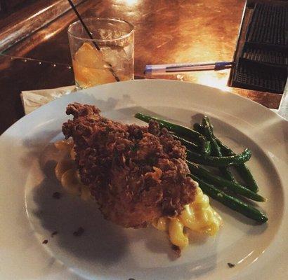 Fried chicken w/ truffle Mac n cheese & green beans