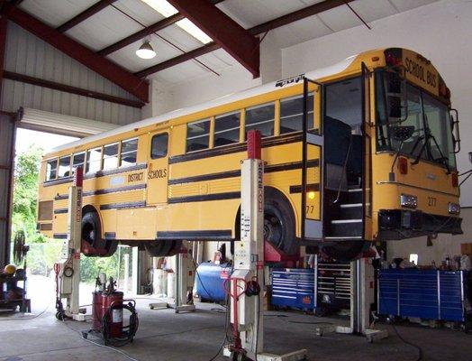 School bus on heavy duty mobile column lifts