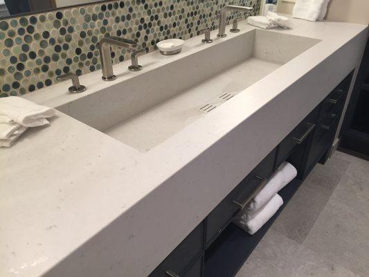 Custom fabricated integrated sink and drain using quartz