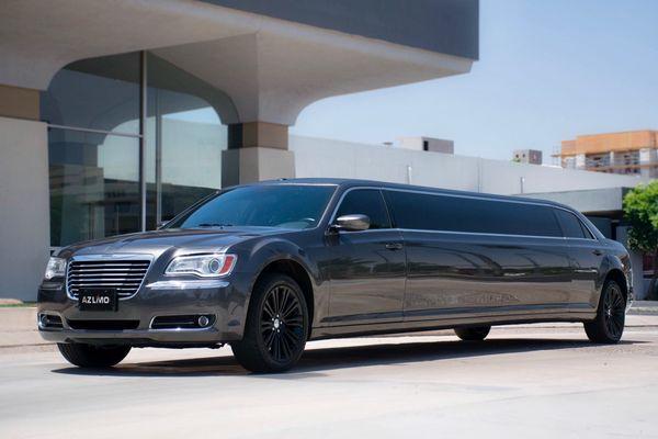 12 Passenger Chrysler 300 Exterior