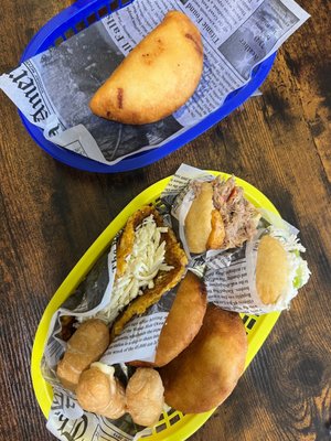 Chamo Bite Sample Platter, Empanada de jamón y queso