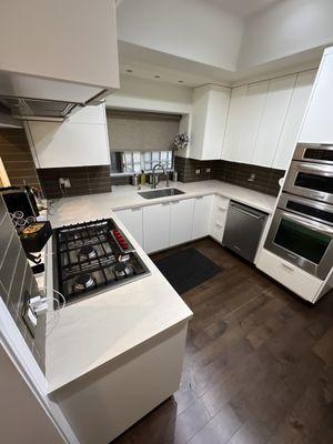 Palisades kitchen. Dekton and glass subway tile back-splash created by Sawaed. Mirage Walnut floor.