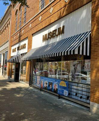 Walking up to the Hank Williams Museum