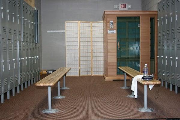 Both men and women locker rooms contain shower facilities and sauna's.