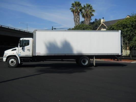 2010 HINO 26 FT BOX TRUCK W/ LIFT GATE