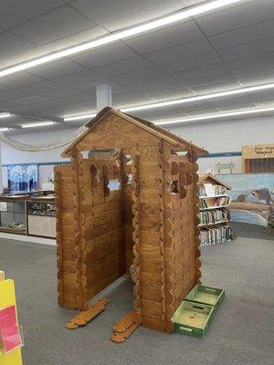 Giant log cabin built by Kevin Harnish, 2022.