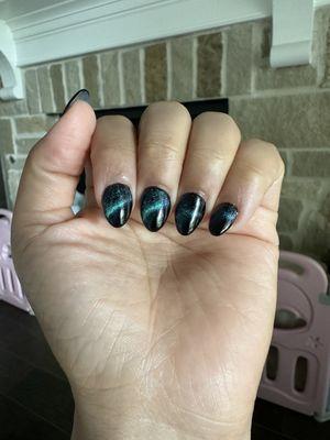 Cat eye short almond nails