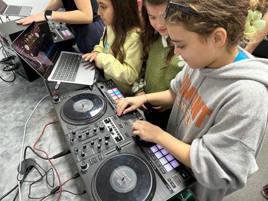 DJ scratch, mixing and Beat Making classes