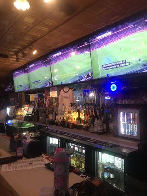 Great place to catch the game!!